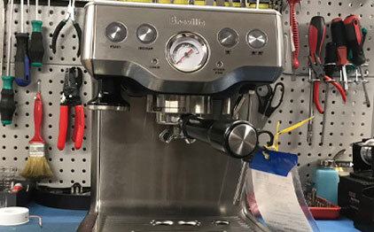 اعتمد على فنيينا الخبراء لإصلاح آلات القهوة في أي وقت وفي أي مكان. دعنا نتعامل مع احتياجاتك من الإصلاح بعناية وخبرة!